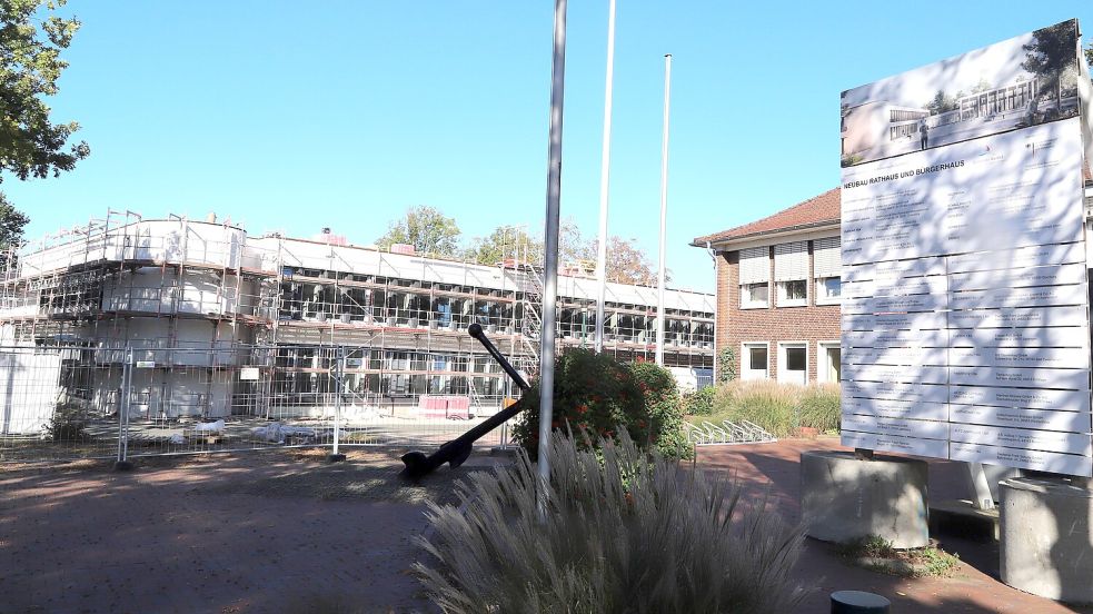 Spätestens im Februar soll das neue Rathaus (links) fertig sein. Anschließend wird das jetzige Rathaus (rechts) für den Neubau eines Bürgerhauses abgebrochen. Foto: Passmann