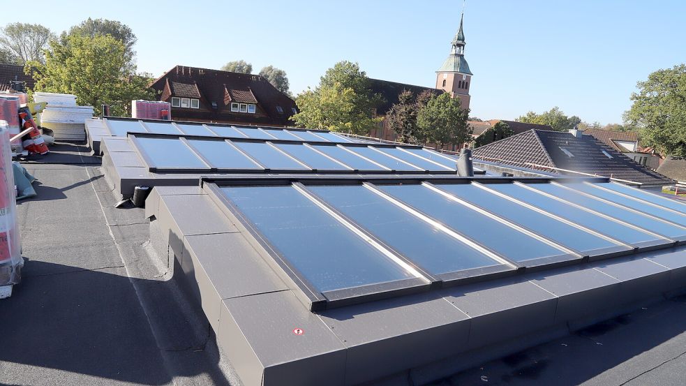 Drei Lichtbände von je 7 Metern Länge und 2,50 Metern Breite wurden installiert. Oberlichter im Atrium sorgen dafür, dass genügend Licht in den Innenraum fällt. Foto: Passmann