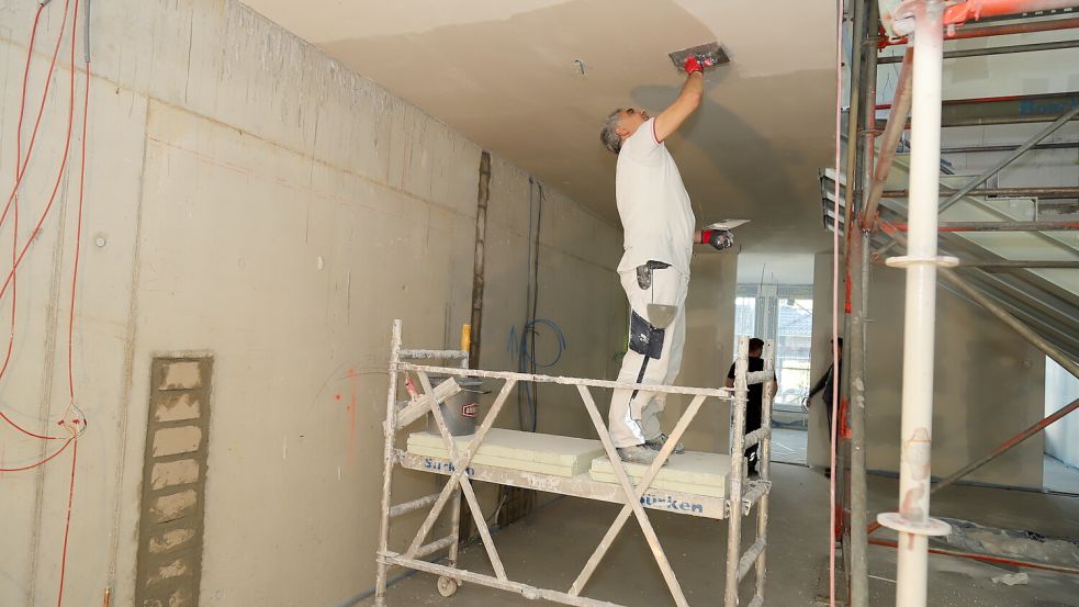 Im Inneren des Gebäudes legen die Handwerker kräftig Hand an. Foto: Passmann