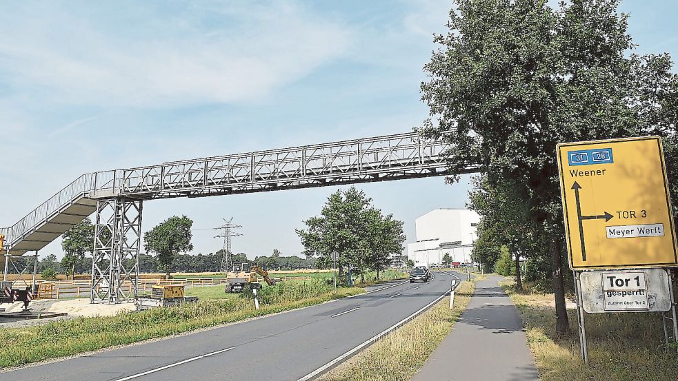 Die Fußgängerbrücke über die Rheiderlandstraße bei der Meyer Werft in Papenburg. Die Straße gilt als gefährlich. (Archivbild). Daniel Gonzalez-Tepper