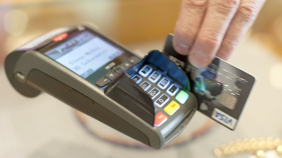 Verbraucher sollen nach den Plänen der Europäischen Zentralbank (EZB) künftig mit dem digitalen Euro statt Debit- und Kreditkarten bezahlen können Foto: dpa/Sebastian Gollnow