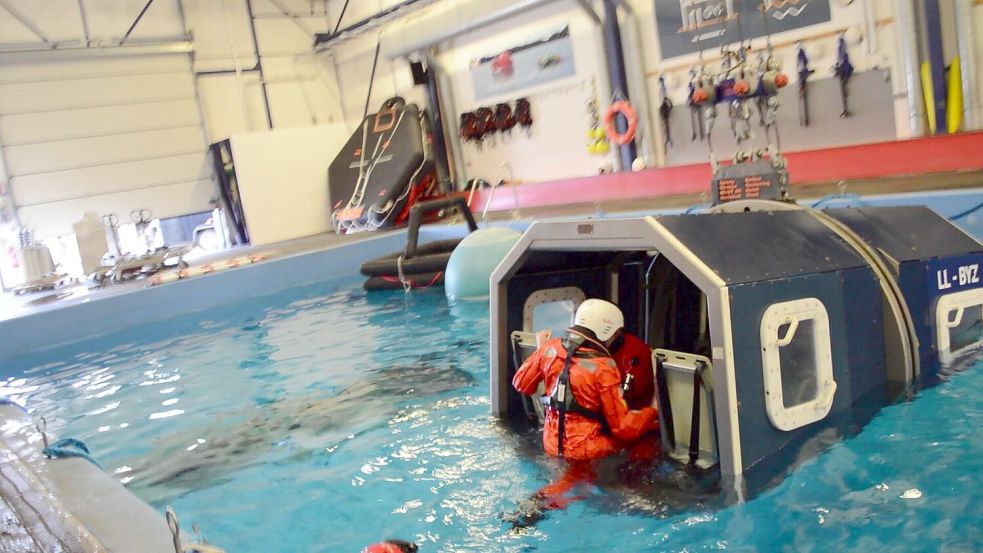 Boarding: Der angehende Servicetechniker für Offshore-Windkraftanlagen André Ullert klettert bei einem Überlebenstraining in Bremerhaven auf seinen Platz hinten rechts im Hubschrauber-Simulator. Foto: Saure