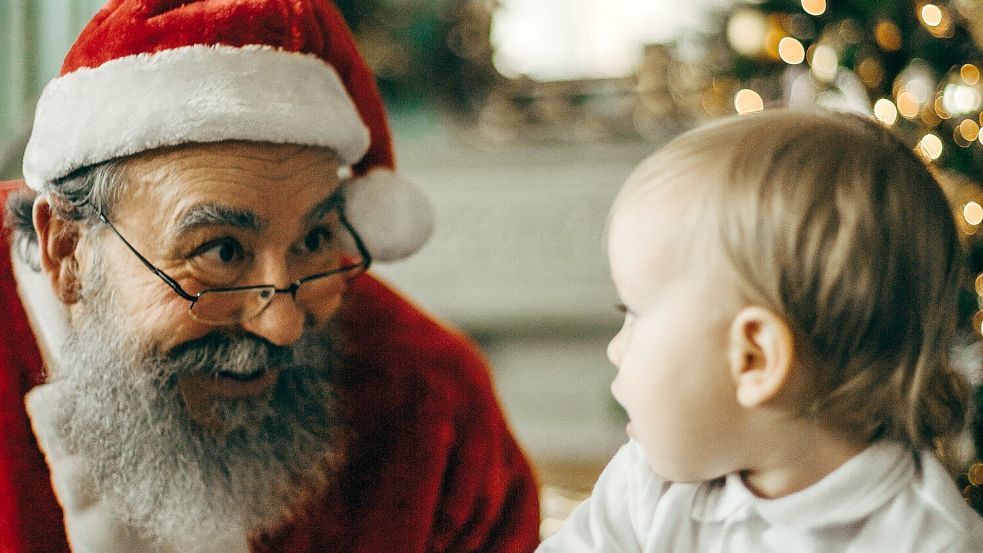 Ein Weihnachtsmann muss unter anderem gut mit Kindern umgehen können. Foto: Pexels/Cottonbro Studio