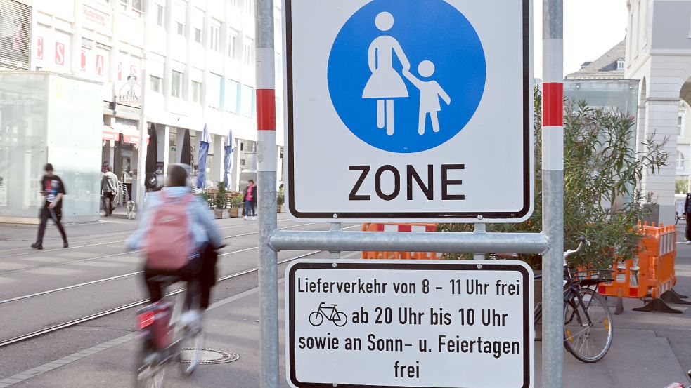 Unfallschwerpunkte zwischen Radfahrern und Fußgängern sind laut der Studie Fußgängerzonen und Haltestellenbereiche. Foto: dpa/Uli Deck