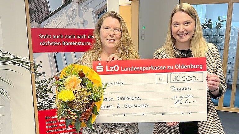 Kerstin Möllmann (links) freut sich über den Gewinn. Julia Dänekas, Kundenberaterin der LzO Ramsloh, überreichte ihr den symbolischen Scheck. Foto: LZO