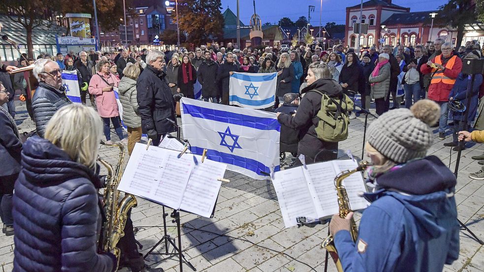 Mehr als 200 Menschen hatten sich am Montagabend auf dem Liesel-Aussen-Platz in Leer versammelt. Foto: Ortgies