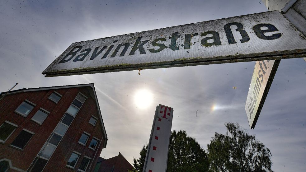 Auf einem Hinweisschild soll auf das Handeln und Wirken Bernhard Bavinks hingewiesen werden. Foto: Ortgies