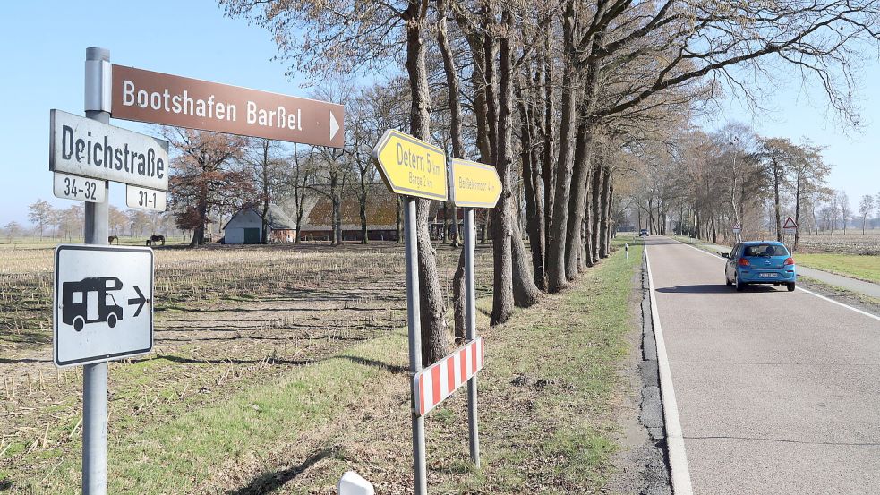 Der Ausbau der Deichstraße in Barßelermoor, der für 2024 vorgesehen war, ist vom Landkreis Cloppenburg vorerst auf Eis gelegt worden. Foto: Passmann
