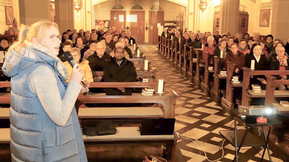 Die Theologin Franziska König (links) begleitet den Strukturprozess im Dekanat Friesoythe. Im Februar erklärte sie in der Kirche in Ramsloh die pastoralen Räume. Nun folgt die Umsetzung ab Januar 2024. Foto: Passmann