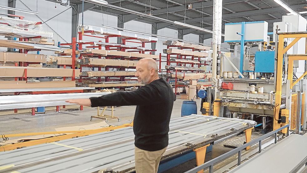 Auf einer Fläche von 6500 Quadratmetern produziert IDD-Parts Tor-Paneele. Maximal 8,20 Meter dürfen die Paneele lang sein, erklärt Ralf Nee. Fotos: Schade