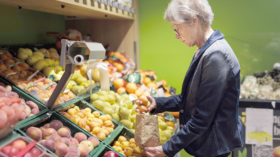 Lebensmittel sind deutlich teurer geworden. Laut Plänen der Bundesregierung sollen auch Pensionäre deshalb die Inflationsprämie erhalten. Foto: Imago Images/photothek/Ute Grabowsky