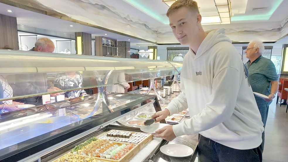 Tilo Bunger (15) aus Ostrhauderfehn probiert im Asia-Restaurant Fang Sushi vom Buffet. Falls abends zu viel vom Essen übrigbleibt, verschenkt das Restaurant mittlerweile an ausgewählten Tagen die Spezialitäten. Fotos: Scherzer