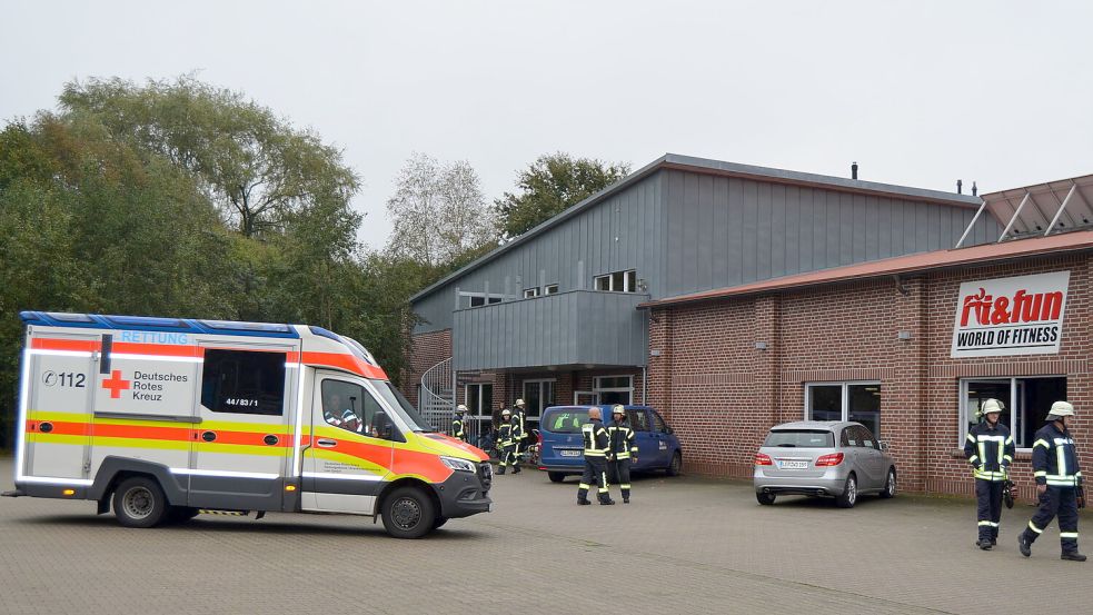 In einem Fitness-Studio im Gewerbegebiet Rhaudermoor hatte eine Deckenleuchte begonnen zu qualmen. Durch die Brandmelde-Anlage des Fitness-Centers wurde die Feuerwehr alarmiert. Foto: Fertig