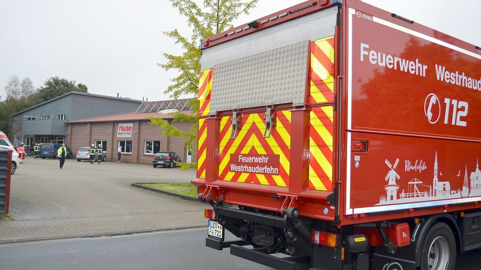 Die drei Freiwilligen Feuerwehren Rhaude, Holte und Rhauderfehn waren bei dem Brand am Donnerstagnachmittag im Gewerbegebiet Rhaudermoor im Einsatz. Foto: Fertig