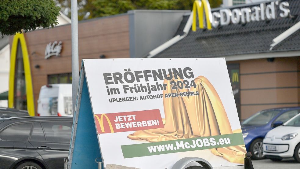 Das neue Restaurant in Uplengen eröffnet im Frühjahr 2024. Darauf weist ein Werbeschild vor der Leeraner Filiale hin. Foto: Ortgies