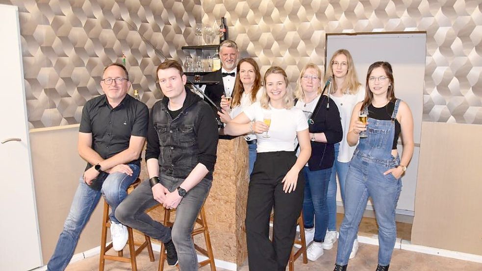 Sie freuen sich auf die Vorstellungen (von links): Ralf Wassermann, Horst Waten, Sven Reiners, Ingrid Waten, Lena Dultmeyer, Roswitha Brand, Jessica Tellmann und Katharina Hawighorst. Es fehlt Steffen Dockmann. Foto: Deike Lüchtenborg