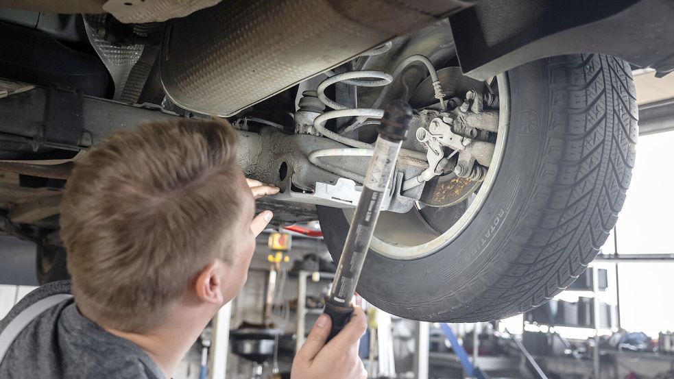 Werkstätten sind zuletzt teurer geworden. Wie lässt sich trotzdem Geld sparen? Foto: dpa | Benjamin Nolte