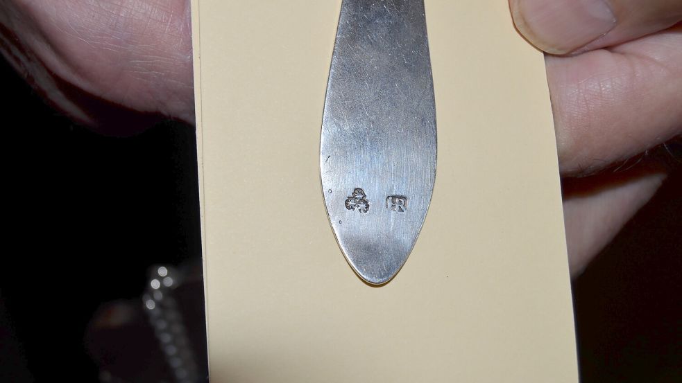 Die Meistermarke eines Taschenbügels, den Hinricus Remmers aus Norden fertigte. Foto: Fertig