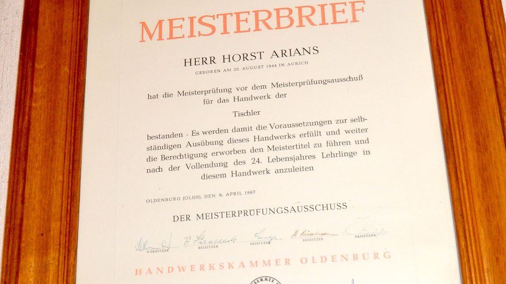 Im Kontor seines Hauses, das sich in der väterlichen Tischerwerkstatt an der Ostertorstraße in Remels befindet, hängt auch der Meisterbrief von Horst Arians, ausgestellt im Jahr 1967. Foto: Fertig