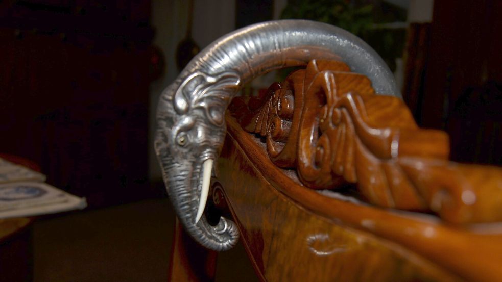 Auch der Knauf des Gehstocks, den Horst Arians benutzt und der in Gestalt eines Elefantenkopfes gearbeitet ist, besteht aus Silber. Foto: Fertig