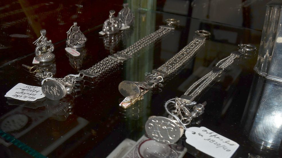 Siegel, die man an einer Kette trug, ließen deren Benutzer in Ostfriesland ebenfalls aus Silber anfertigen. Foto: Fertig
