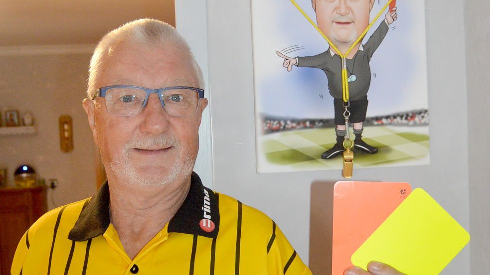 Die Auszeichnung mit der goldenen Pfeife hängt im Flur. Dahinter ist eine Karikatur zu sehen, die Theodor Janssen von seinen Kindern geschenkt bekommen hat. Foto: Weers