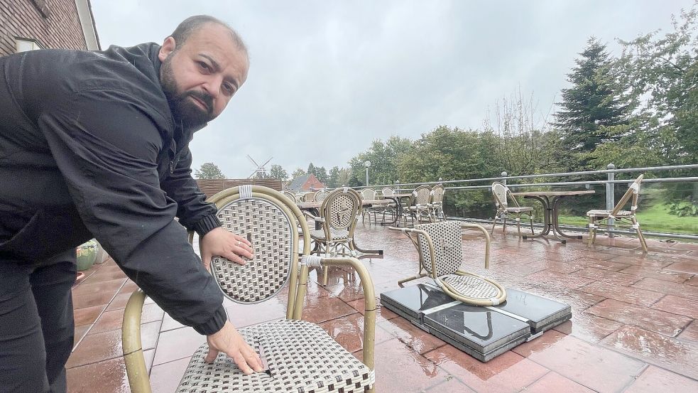 Hisret Akan ist entsetzt: Unbekannte haben die Stühle auf der Terrasse seines Restaurants zerstört. Fotos: Hellmers