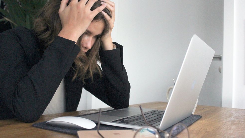 Klarna, Paypal und andere Zahlungsanbieter, die mit dem „Buy now, pay later“-Prinzip Kunden locken, sind typische Schuldenfallen, in die insbesondere junge Menschen schnell tappen. Foto: Unsplash/Elisa Ventur