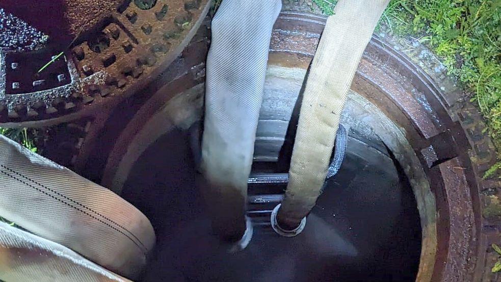 Wasser musste aus einem Keller der UEK abgepumpt werden. Foto: Westermann