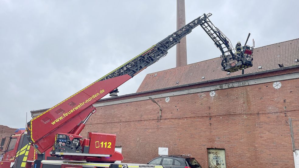 Bei dem Einsatz auf dem ehemaligen Doornkaat-Gelände in Norden setzte die Feuerwehr ihre Drehleiter ein. Foto: Weege