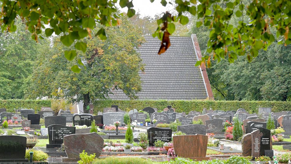 Auf dem sogenannten neuen Friedhof in Neermoor können keine neuen Gräber mehr angelegt werden, weil das Grundwasser dort zu hoch steht. Die Erweiterung soll neben der Kapelle (im Hintergrund) angelegt werden. Foto: Ortgies