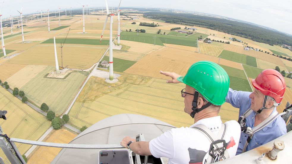 Der CDU-Bundesvorsitzende Friedrich Merz (links) auf einer Windenergieanlage von Enercon. Er galt bei vielen als Großverdiener, eher er im Dezember 2021 mehrere Funktionen in Unternehmen abgab, die er neben seinem Bundestagsmandat ausgeübt hatte. Archivfoto: Friso Gentsch/dpa