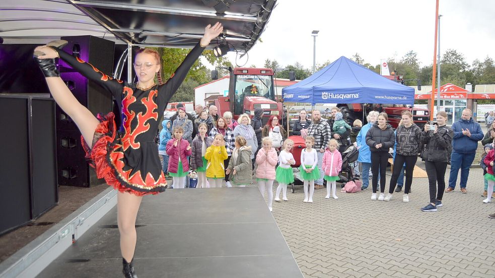 Die 15-jährige Marie-Sophie Mulder, Tanzmariechen beim Ostrhauderfehner Carnevals-Club, zeigte ihr Können.
