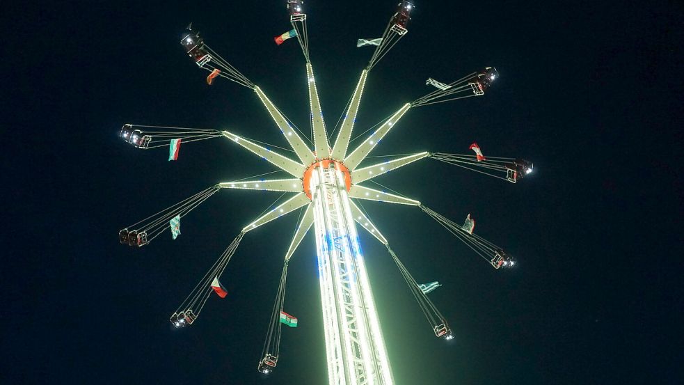Das Kettenkarussell leuchtete hell in der Nacht. Foto: Hagewiesche