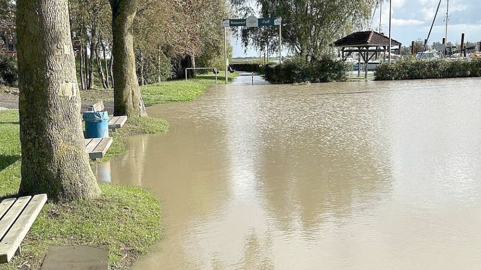 Der Weg zur Gastronomie hätte durch dieses Wasser geführt, die Zuwegung führt unter dem Torbogen im Hintergrund hindurch. Foto: Simone Allers