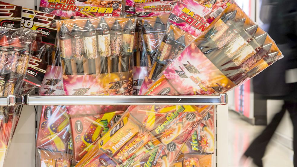 Eine Mehrheit der Deutschen ist einer Umfrage zufolge für ein Verbot von privaten Feuerwerken an Silvester. Foto: dpa/Lino Mirgeler