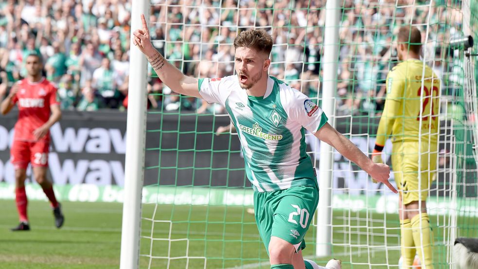 Wollen nach dem Heimspiel gegen Union Berlin ihren dritten Saisonsieg 2023/24 bejubeln: die Bundesliga-Fußballer des SV Werder Bremen um Romano Schmid. Foto: dpa/Carmen Jaspersen