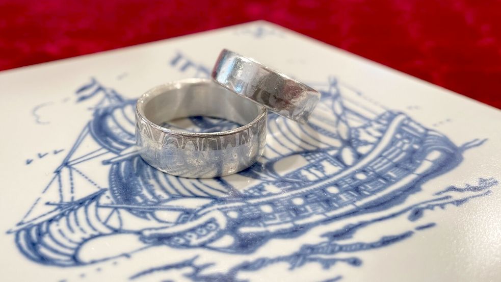 Die Ringe liegen (fürs Foto) bereit: Im Trauzimmer im Museum kann man sich jetzt das Ja-Wort geben. Auch an anderen Orten im Oberledingerland sind Eheschließungen außerhalb der Rathäuser möglich. Foto: Janßen
