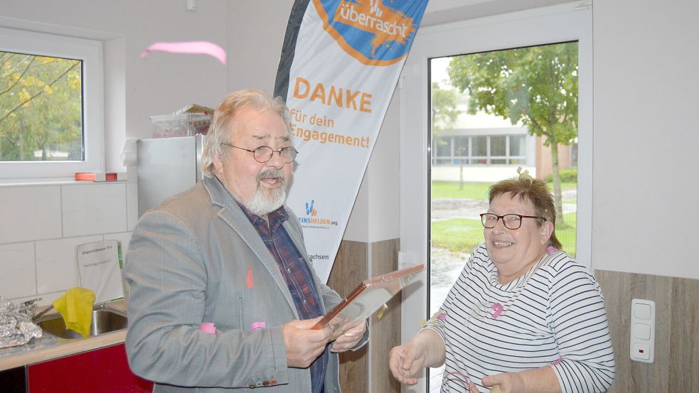 Edith Groenewold erhielt ein Präsent und eine Urkunde von Egge Mansholt, dem stellvertretenden Vorsitzenden des Kreissportbundes Leer. Foto: Weers