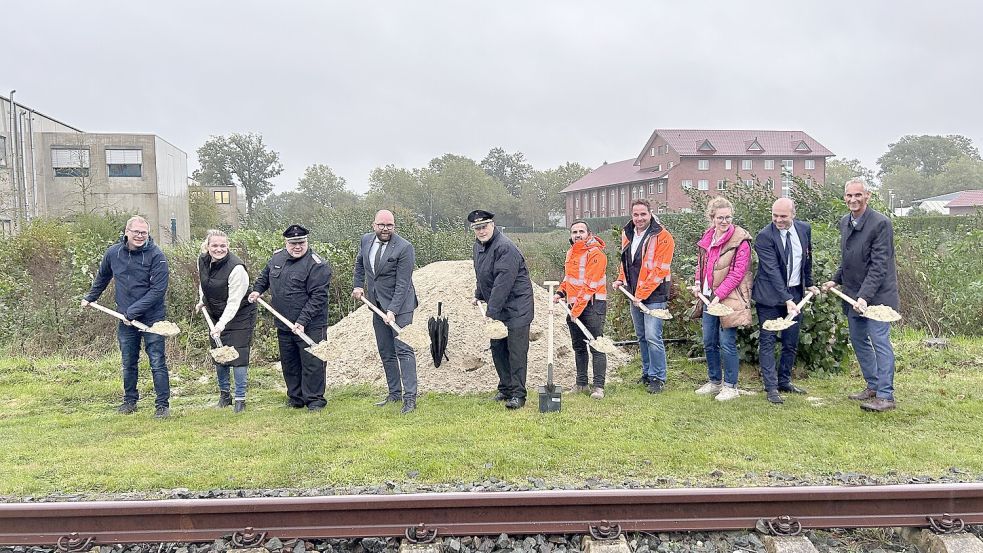 Symbolischer Spatenstich für das Übungszentrum der Kreisfeuerwehr (von links): Dirk Niemann, Anne Tapken, Udo Schwarz, Johann Wimberg, Arno Rauer, Viktor Kelm, Henning Diekmann, Petra Nienaber, Daniel Plate, Dieter Schütte. Foto: Giehl/Feuerwehr