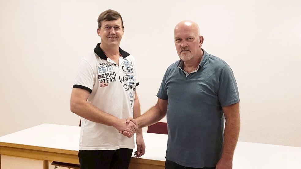 Freuen sich auf weitere gute Zusammenarbeit: Der Sprint-Vorsitzende Christian Frey (links) und Rolf Schneider (ehemals SC Ihrhove 07) nach der notariellen Beurkundung der Vereinsverschmelzung. Foto: Privat