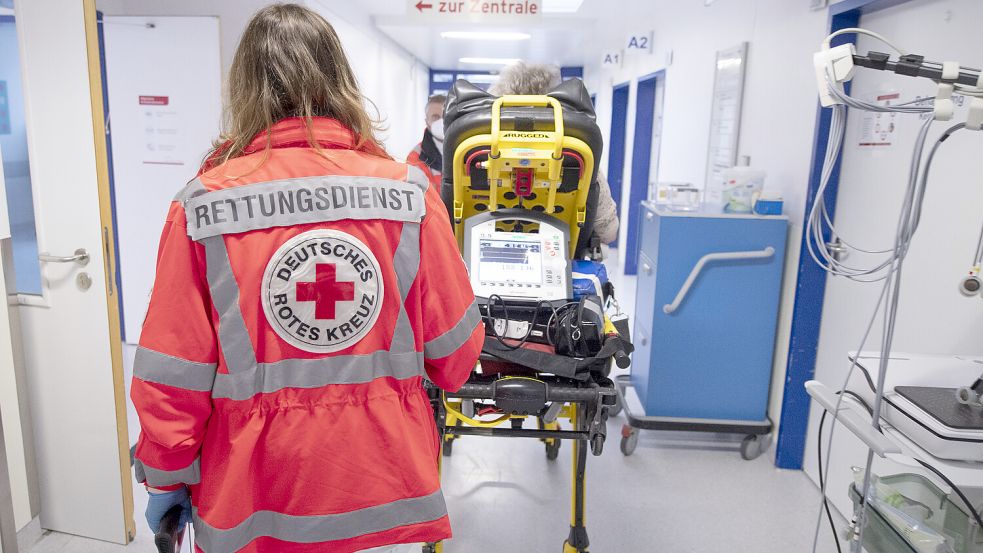 Bei einem Schlaganfall-Verdacht sollten Sie unverzüglich den Notruf wählen. Foto: dpa | Boris Roessler