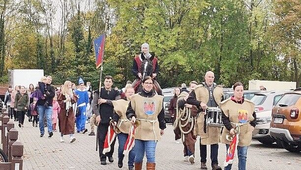 Ritter Herbord, hier mit Gefolge, eröffnet den Herbstmarkt am Samstagnachmittag offiziell. Foto: Gemeinde Apen