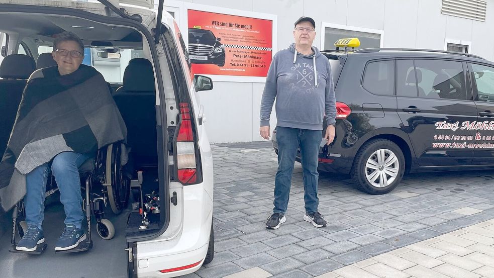 Taxizentrale Friesoythe: Ob Rollstuhl- oder Großraumtaxi, von der Friesoyther Zentrale in der Huntestraße aus können Peter und Hiltrud Möhlmann sämtliche Fahrten organisieren. Foto: Stix