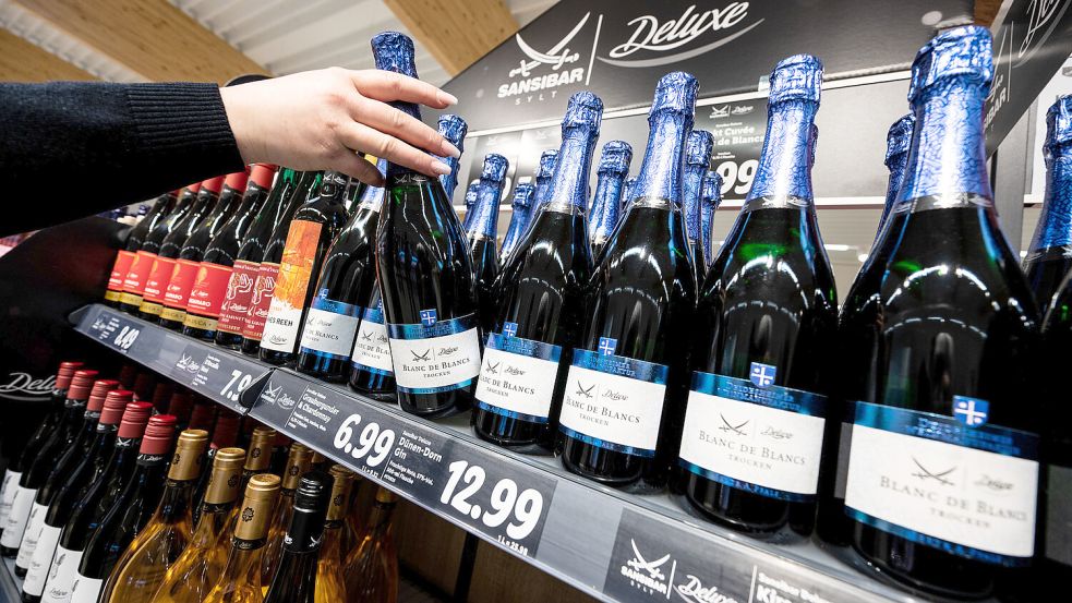 Ein junger Mann hat Alkohol in einem Supermarkt gestohlen. Symbolfoto: DPA