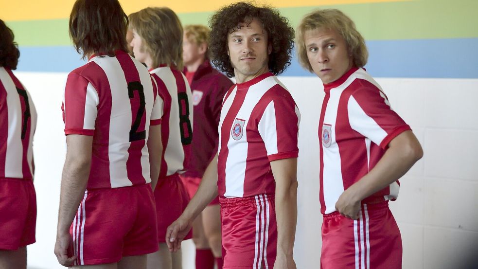 Paul Breitner (Jan-David Bürger, l.) und Uli Hoeneß (Max Hubacher) in der neuen Bayern-Serie von RTL. Foto: RTL / Jürgen Olzcyk