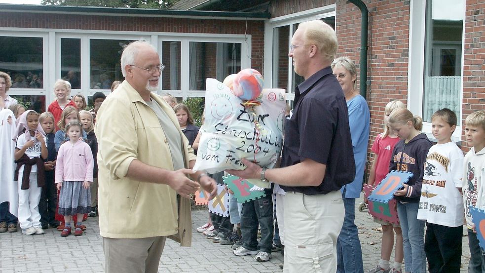Diese Foto entstand bei der Einschulungsfeier an der Idafehner Grundschule im Jahr 2004. Es zeigt Günter Pieles (links) und den Vorsitzenden des Fördervereins, Rolf Oorlog. Foto: Sammlung Groeneveld