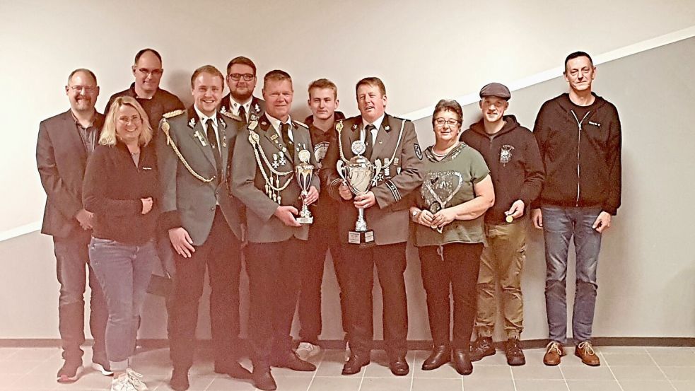 Siegerehrung beim traditionellen Wettkampf der Schützenvereine aus dem Saterland (von links): Bürgermeister Thomas Otto, Christian Pahl, Tanja Arens, 1. Vorsitzender Tell Hollen Alexander Wallschlag, Sascha Bruns, Konrad Fugel, Kai Meinders, Ludger Meinders, Maria Eilers, Sebastian Stammermann und Marec Hopp. Foto: Privat
