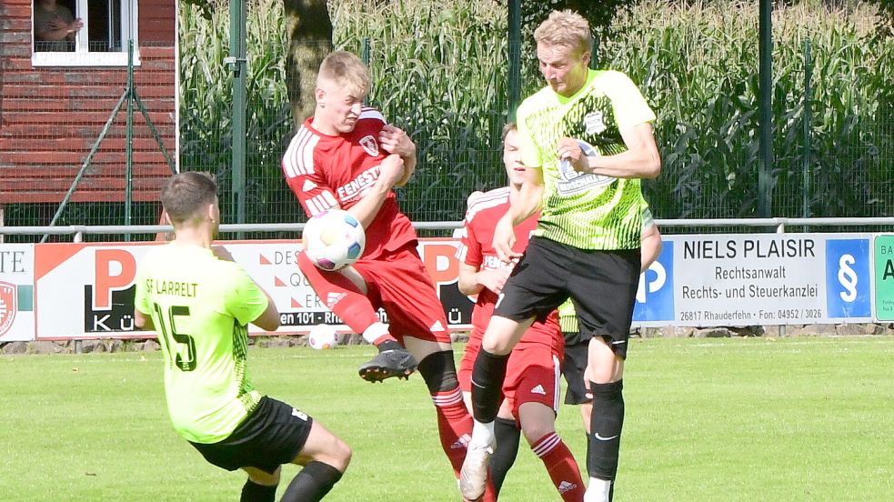 TuRa Westrhauderfehn (Zweiter von links: Fabian Wendt) trennte sich von den Sportfreunden Larrelt (grüne Trikots) ebenso 5:5 wie der kommende Gegner Hage. Foto: Damm