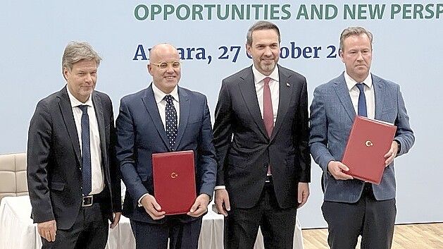 Treffen in Ankara (von links): Bundeswirtschaftsminister Robert Habeck, Sabancı Holding Energy Group-Vorstandsvorsitzender Kıvanç Zaimler, der türkische Minister für Energie und Natürliche Ressourcen, Dr. Alparslan Bayraktar und Enercon-Vertriebsvorstand Ulrich Schulze Südhoff. Foto: privat